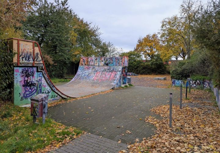 Die Skateanlage in Hofheim-Marxheim. Auch diese ist sichtlich in die Jahre gekommen und soll erneuert werden. Die Gemeinde Kriftel zieht nun in Erwägung, hier im Rahmen der Interkommunalen Zusammenarbeit mit Hofheim zu kooperieren.