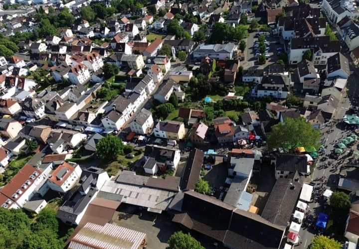 Kriftel von oben, hier beim Lindenblütenfest 2023. Trotz angespannter Haushaltslage sollen die finanziellen Mittel zur Vereinsförderung und zur Förderung des Ehrenamts unangetastet bleiben.