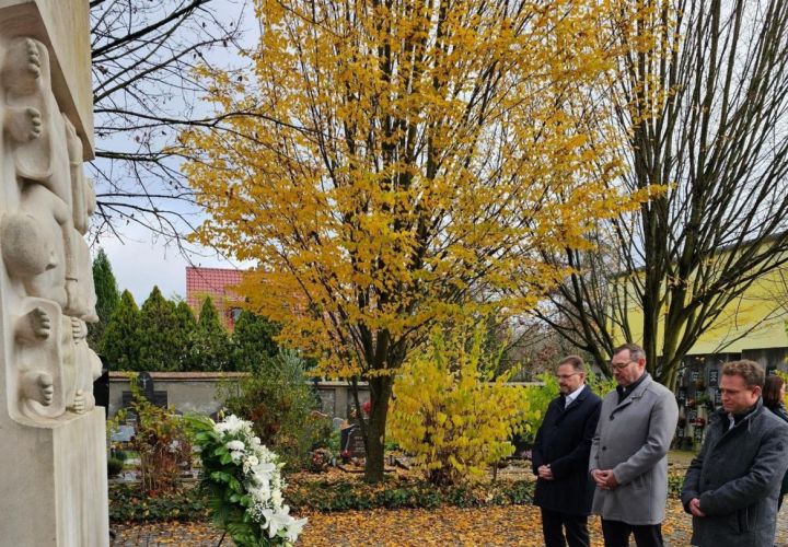 V.l.n.r.: Der Vorsitzende der Gemeindevertretung Alexander Feist, Bürgermeister Christian Seitz und der Erste Beigeordnete Martin Mohr gedachten der Opfer von Krieg, Gewalt, Terror und Diktatur.