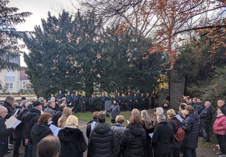 Die diesjährige Gedenkfeier anlässlich des Volkstrauertages auf dem Hattersheimer Friedhof war gut besucht. Im Vordergrund die Mitglieder der Chorgemeinschaft Hattersheim, im Hintergrund die Kameradinnen und Kameraden der Hattersheimer Feuerwehr, welche die Ehrenwache übernahmen.