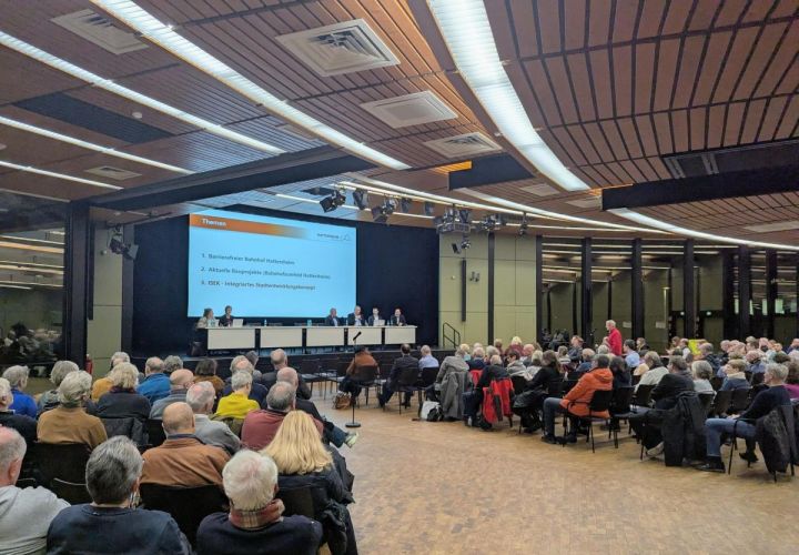 Die Bürgerversammlung am Mittwoch, 19. November, war ausgesprochen gut besucht, das Interesse der Bevölkerung am barrierefreien Ausbau des Bahnhofs sowie am Integrierten Stadtentwicklungskonzept scheint groß zu sein.
