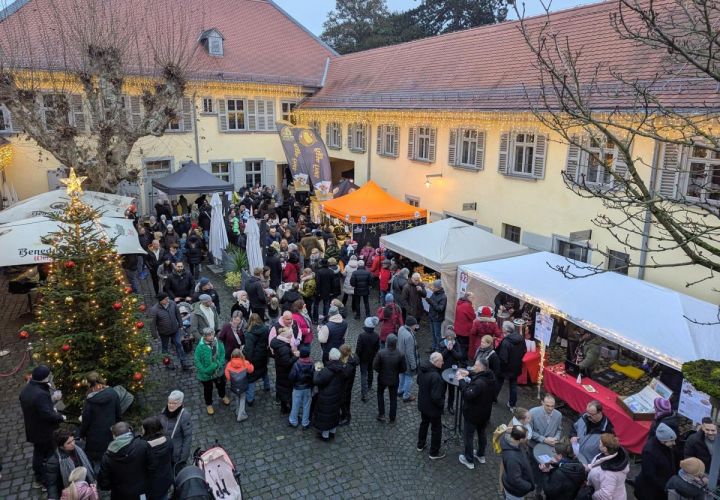 Auch in diesem Jahr gab es wieder genug Stände, um auch den Innenhof des Nassauer Hofs zu füllen.