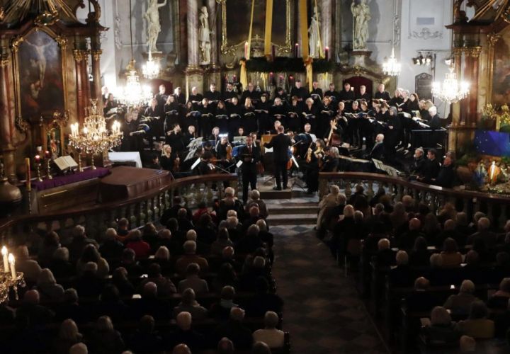 In der adventlich geschmückten Galluskirche waren die Sitzbänke beim Weihnachtskonzert fast voll besetzt.