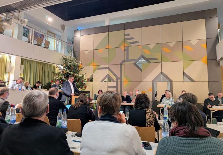 Letzte Sitzung der Gemeindevertretung 2025 im weihnachtlich verzierten Foyer des Rat- und Bürgerhauses.