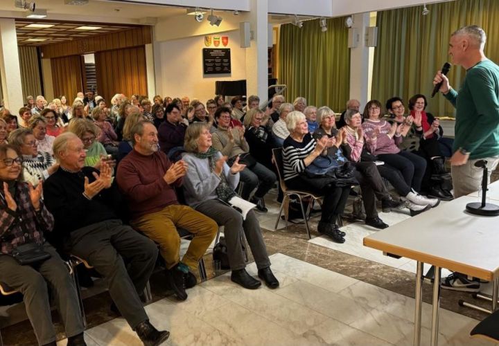 Ausverkauftes Rat- und Bürgerhaus: Die erste Lesebühne des Jahres 2026 war bestens besucht.