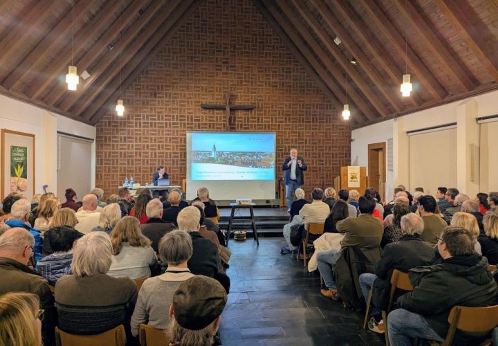 Rappelvoll war die evangelische Kirche in Eddersheim am Dienstagabend zur Infoveranstaltung bezüglich des angedachten neuen Quartiers.
