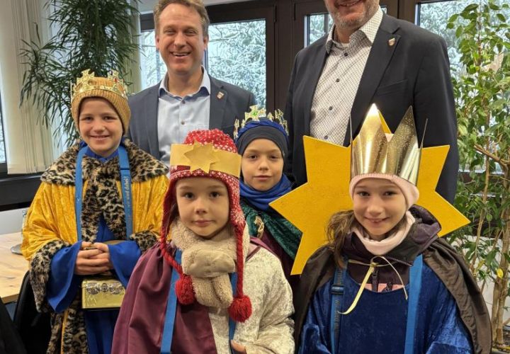 Der Erste Beigeordnete Martin Mohr und Bürgermeister Christian Seitz empfingen am Montag die Sternsingerinnen und Sternsinger der katholischen Pfarrei St. Elisabeth Hofheim-Kriftel-Eppstein.