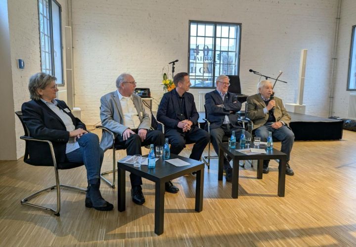 V.l.n.r:: Ulrike Milas-Quirin, Karl Heinz Spengler, Moderator Mathias Münch, Wilfried Hamann und Hans Franssen bei der Gesprächsrunde mit Mitgliedern der ersten Stunde.