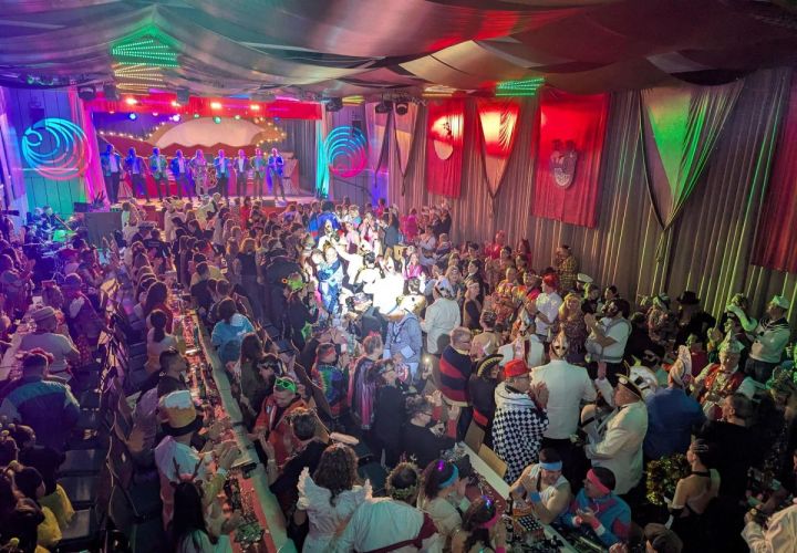 Einmarsch des Elferrats zur ersten CCM-Kappensitzung des Jahres.