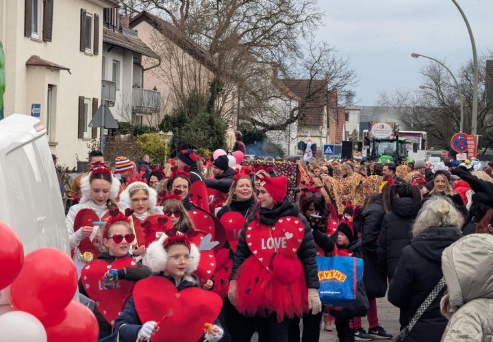 Foto: mpk
Die Hattersheimer Straßen auf dem Zugweg waren am Samstag wieder bevölkert von unzähligen fröhlichen und kostümierten Närrinnen und Narrhallesen.