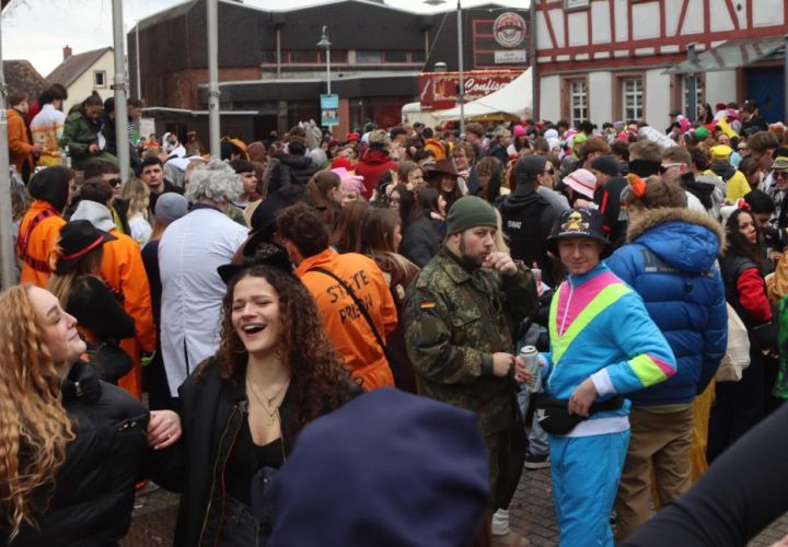 Foto: gus
Der Gallusplatz ist schon vor dem Zugbeginn die Partyzone, die besonders die jüngsten Flörsheimerinnen und Flörsheimer anpeilen und teilweise den Zug gar nicht anschauen wollen.