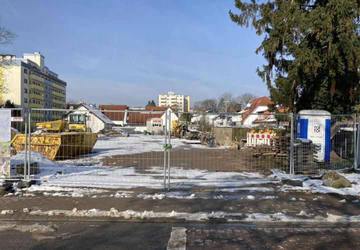 Foto: hl
Unbebautes gemeindeeigenes Grundstück am Platz von Airaines. Rechts und hinten sieht man die Häuser in der Friedrich-Ebert-Straße, deren Bewohner besorgt sind, dass bei einer Bebauung hohe Häuser entstehen könnten.