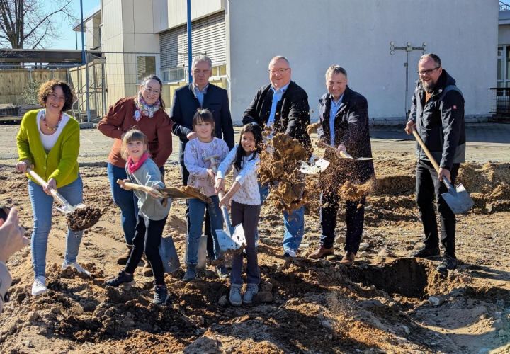 Foto: mpk
V.l.n.r.: Schulleiterin Maria Schellhaas, Elternbeiratsvorsitzende Tanja Kurth, Landrat Michael Cyriax, Bürgermeister Klaus Schindling, Kreisbeigeordneter Axel Fink und der Leiter des Hochbau- und Liegenschaftsamtes beim Kreis, Peter Wesp, mit Kindern der Albert-Schweitzer-Schule.
