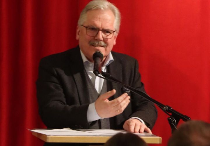 Foto: gus
In die Historie der Flörsheimer Ehrenbürger-Ernennungen tauchte der Historiker Dr. Bernd Blisch bei einem Vortrag in der Kulturscheune ein.