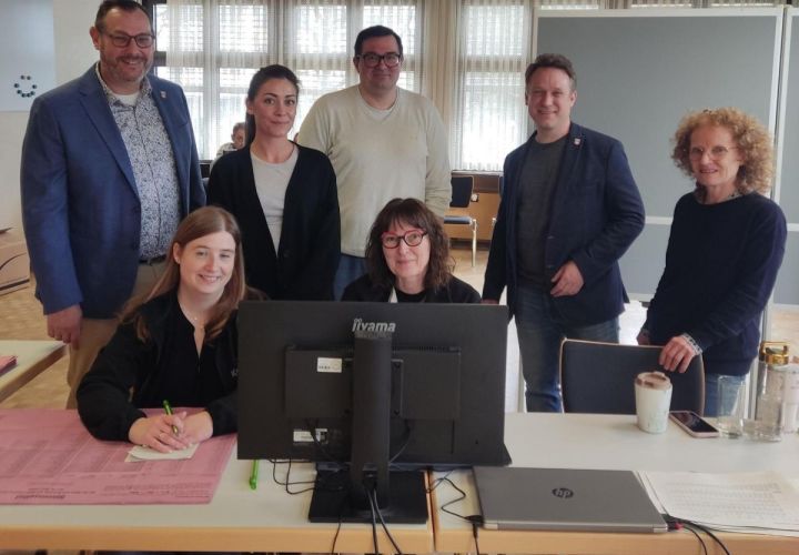 Foto: Gemeinde
Zufrieden mit der Auszählung am Montag in Saal I (v. li.): Bürgermeister Christian Seitz, die Verwaltungsmitarbeiterinnen Sonja Rühl, Sarah Dincgez und Sylvia Becker vom Auszählungsteam, Wahlleiter Sven Sander (Mitte hinten), Erster Beigeordneter Martin Mohr und Jutta Kuchenbrod vom Team Wahlen.