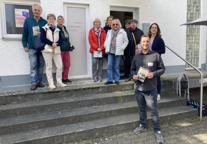 Foto: hl
Die interessierten Besucher freuen sich auf die 11 Uhr-Führung im Stadtarchiv. Im Vordergrund Stadtarchivar David Stefan. Mit dabei die Erste Stadträtin Heike Seibert (rechts) und die Leiterin des Referats Kultur, Anja Pinkowsky (4. von rechts).