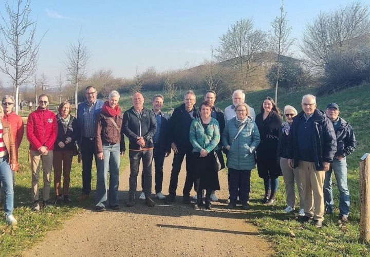 Foto: Gemeinde
Von der Umsetzung der Baumpflanzaktion begeistert: Behördenleitung, Spenderinnen und Spender aus Kriftel und Mitarbeiterinnen und Mitarbeiter von Verwaltung und Grünflächenamt.