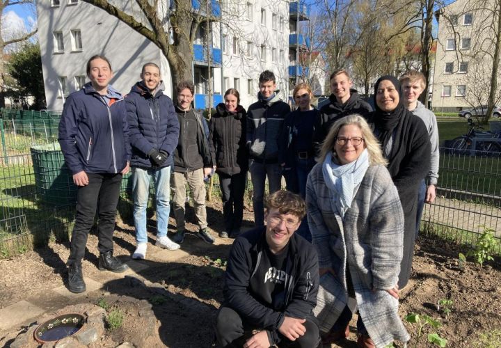 Foto: hl
Die Teilnehmer des Sozialprojektes im Kinder-Erlebnis-Garten. Von links nach rechts (hintere Reihe): Oğuzhan, Yassin, Dominik, Mona, Simon, Christine Pfaff, Jonathan, Luca. Davor von rechts Rabia Malik, Eva Hamann und Pavel.