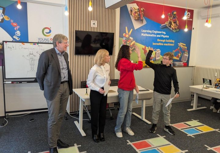 Foto: mpk
V.l.n.r.: Alexander Schwarz von der Wirtschaftsförderung, Geschäftsführerin Svetlana Vetrova, Kursleiterin Iman Ilbouazzati und Eliah Schmitt bei der Aushändigung der Zertifikate.