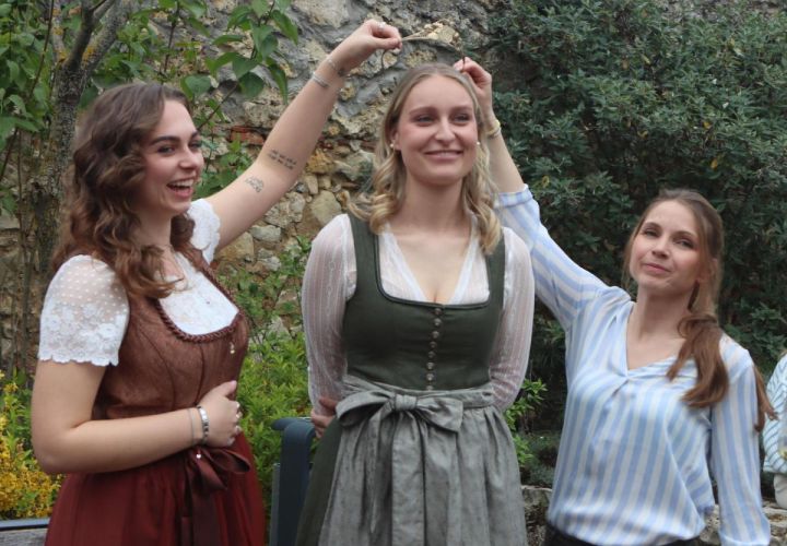 Foto: gus
Milena I. (l.) übergab nach einem Jahr Regentschaft die Krone der Wickerer Winzerkönigin an die bisherige Prinzessin Wiktoria I., Winzervereinschefin Juliana Venino (r.) assistiert ihr dabei.