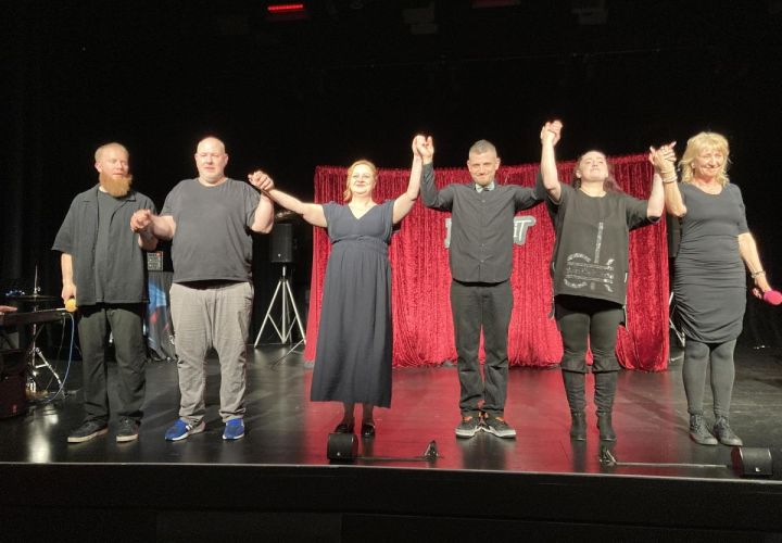 Foto: hl
Riesiger Applaus für das Theater RequiSiT. Von links Florian, Sascha, Katja, Dominic, Paddy und Nora.