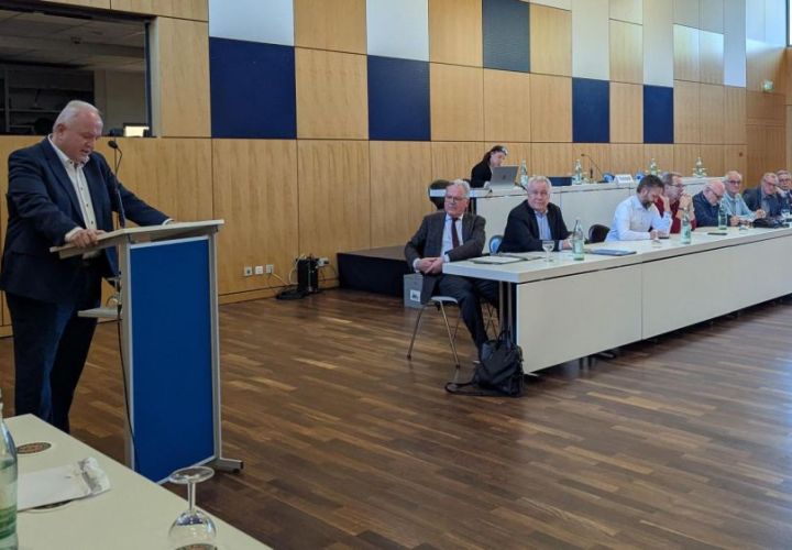 Foto: mpk
Konstituierende Sitzung der Flörsheimer Stadtverordnetenversammlung am vergangenen Donnerstag: Michael Kröhle wurde als Stadtverordnetenvorsteher wiedergewählt.
