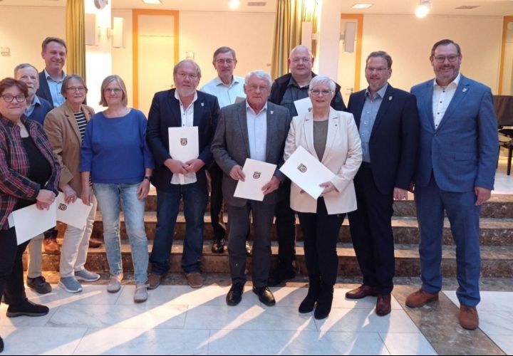 Foto: Gemeinde
Der neue Gemeindevorstand mit dem Ersten Beigeordneten Martin Mohr (3.v.l.), dem Vorsitzenden der Gemeindevertretung Alexander Feist (2.v.r.) und Bürgermeister Christian Seitz (rechts).
Die ehrenamtlichen Beigeordneten von links nach rechts: Thea Tobisch-Schuster, Ferdinand Dillmann, Bettina Jansen, Dorothé Kettner-Andal, Erhard Koch, Joachim von Kiel, Edelbert Hoss, Thomas Rieger und Monika Beisheim.