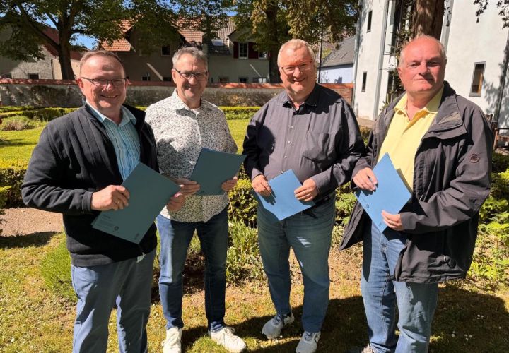 Foto: CDU/FDP Hattersheim
V.l.n.r.: Michael Minnert (Fraktionsvorsitzender CDU), Oliver Wiendl (Fraktionsvorsitzender FDP), Klaus Schindling (Bürgermeister), Norbert Reichert (Vorsitzender FDP Hattersheim).