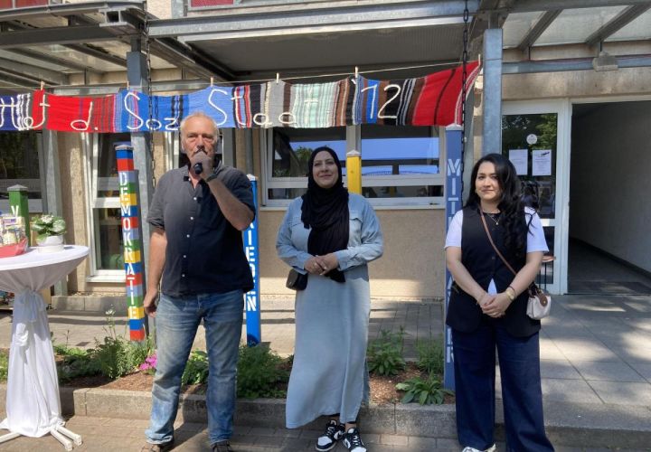 Foto: hl
Eröffnung des Frühlingsfests durch das Team des Stadtteilbüros. Von links: Eberhard Roth, Rabia Malik und Alema Amiri-Samadi. Die Leiterin Christine Pfaff konnte leider nicht am Fest teilnehmen.