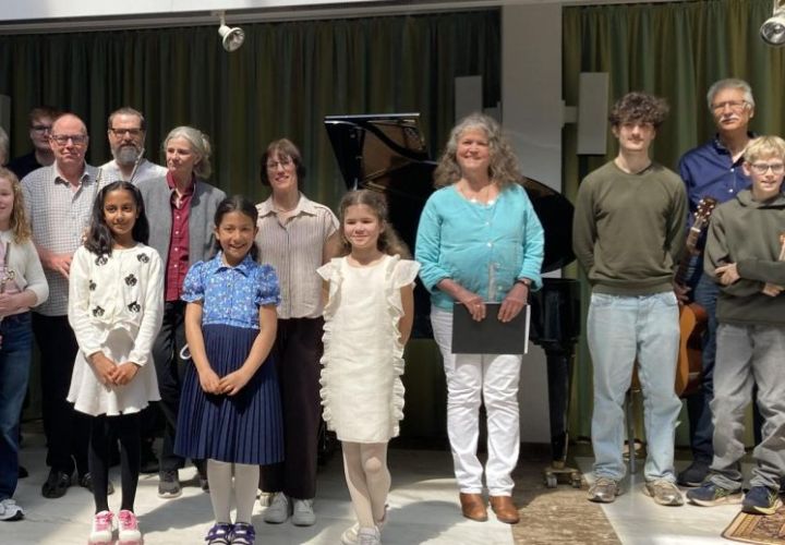 Foto: Gemeinde
Gruppenbild der Lehrerinnen und Lehrer sowie Schülerinnen und Schüler auf der Bühne im Foyer des Rat- und Bürgerhauses.