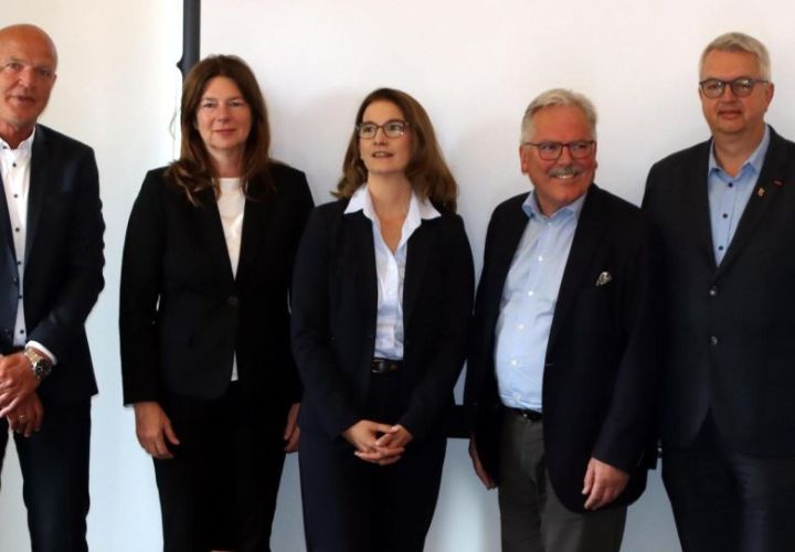 Foto: gus
Sechs Fluglärmkommissionsmitglieder, die entschlossen sind, den mit dem geplanten künftigen Betriebskonzept des Frankfurter Flughafens absehbaren Lärmanstieg nicht hinzunehmen: Flörsheims Bürgermeister Bernd Blisch (3.v.r.) traf sich im Magistratssaal der Stadt mit den Kolleginnen und Kollegen (v. l.) Daniel Philipp (Hofheim), Christiane Hinninger (Wiiesbaden), Heike Seibert (Hattersheim), Dirk Westedt (Hochheim) und Janina Steinkrüger (Mainz).