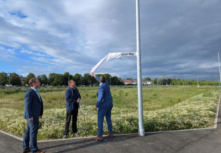 Foto: mpk
Enthüllung im zweiten Anlauf: Nachdem zunächst der Faden gerissen war, legte Bürgermeister Christian Seitz direkt Hand an und erlaubte den Blick auf das Straßenschild "Helene-Wessel-Weg".