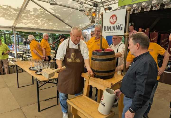 Foto: mpk
Bürgermeister Klaus Schindling beim Fassanstich am Samstagnachmittag.
