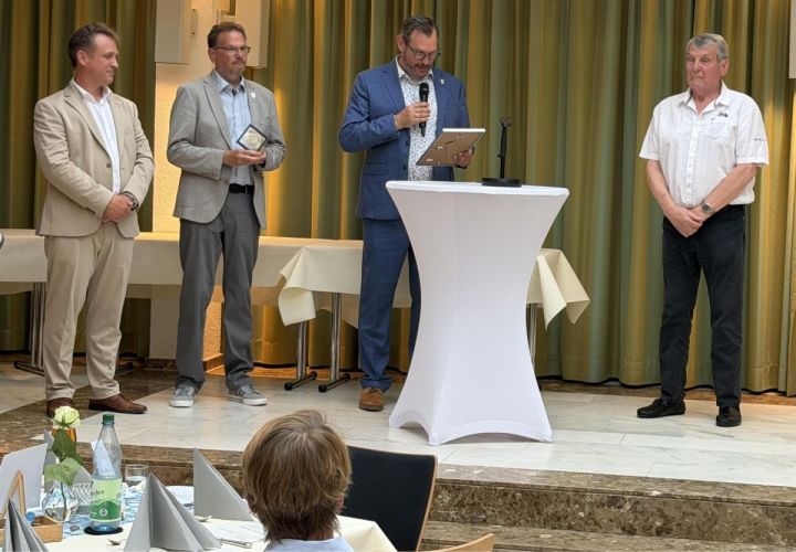 Foto: Gemeinde
Peter Schilling (rechts) bekam die Ehrenplakette der Gemeinde Kriftel verliehen.
