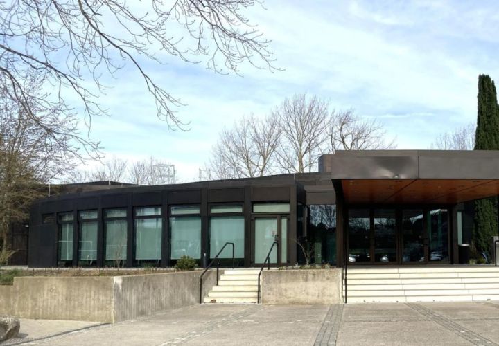 Archivbild: hl
Die Stadthalle Hattersheim konnte bislang in Sachen Mieteinnahmen noch nicht die in sie gesetzten Erwartungen erfüllen. Dem Ersten Bericht zur Finanzlage der Stadt Hattersheim am Main 2026 zufolge ist sie der Hauptgrund dafür, dass sich die Mieteinnahmen für die Stadt im Vergleich zum Ansatz für 2026 wohl um schätzungsweise 286.000 Euro verschlechtern werden.
