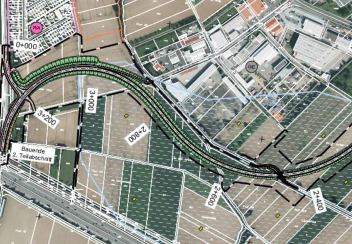 Grafik: Stadt
Der zweite Bauabschnitt verläuft von der Zufahrt an der Rüsselsheimer Straße (linker Bildrand) im Bogen südlich am Industriegebiet vorbei und endet an der Kreuzung Raunheimer Straße. Dahinter beginnt der bereits mit Baurecht versehene erste Abschnitt, der östlich der Ortsbebauung auf die Frankfurter Straße führt.