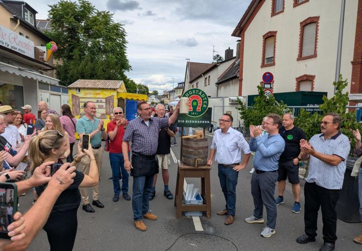 Foto: mpk
Festeröffnung mit Freibier: Bürgermeister Christian Seitz ließ nach zwei Schlägen den Gerstensaft strömen.
