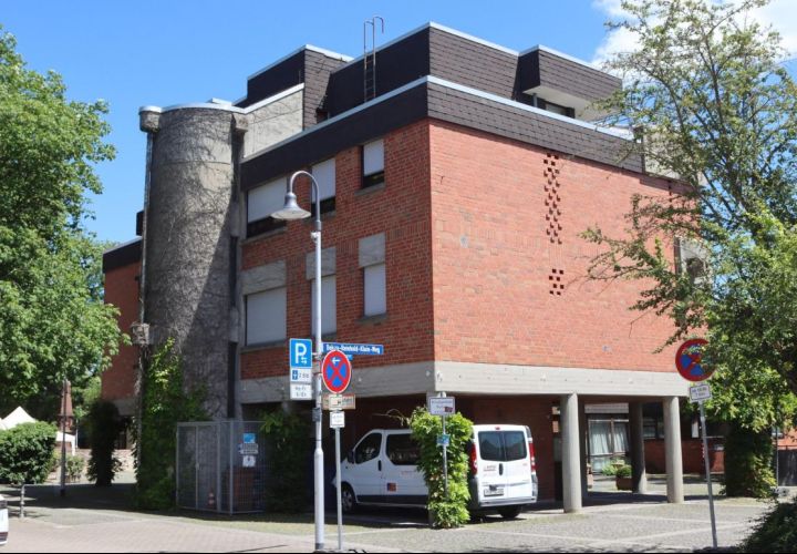 Foto: gus
Was wird ein Käufer des Gemeindezentrums mit dem Gebäude vorhaben? Umbau oder Abriss: Ohne Bebauungsplan ist alles möglich.