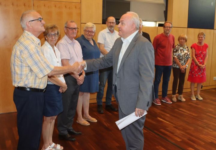 Foto: gus
Der neue Magistrat wird in zwei Akten ins Amt eingeführt: Zunächst gratulierte Stadtverordnetenvorsteher Michael Kröhle zur Wahl und nahm den Amtseid ab.