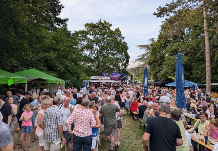 Foto: mpk
Großer Andrang trotz hoher Temperaturen: Das musikbegeisterte Publikum trotzte der Hitzewelle.