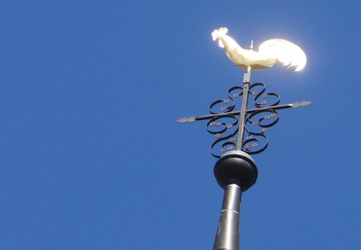 Foto: gus
Selbst, wenn die Stadt in die Situation käme, das letzte Gold zu verscherbeln zu müssen, um die Pleite zu verhindern, sollte der Gickel auf St. Gallus als Kirchenbesitz vor dem Einschmelzen sicher sein. Eine Haushalts-AG wird sich in diesem Jahr im Vorfeld der Etataufstellung auf die Suche nach konsolidierenden Schritten begeben.