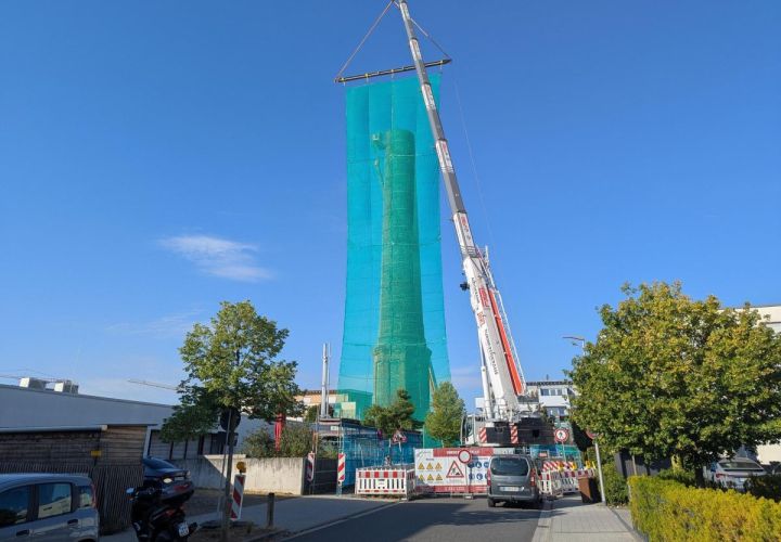 Foto: mpk
Der verhüllte Sarotti-Schornstein während des Teilrückbaus. Es ist mittlerweile gut zu erkennen, dass das Bauwerk nicht mehr die alte Größe aufweist.