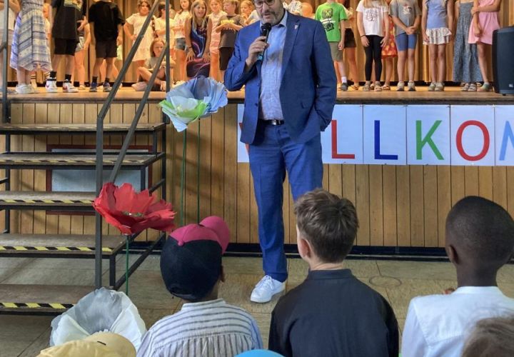Foto: hl
Bürgermeister Christian Seitz freute sich, mit den neuen Erstklässlern und Erstklässlerinnen zugleich Kriftels Zukunft zu feiern.