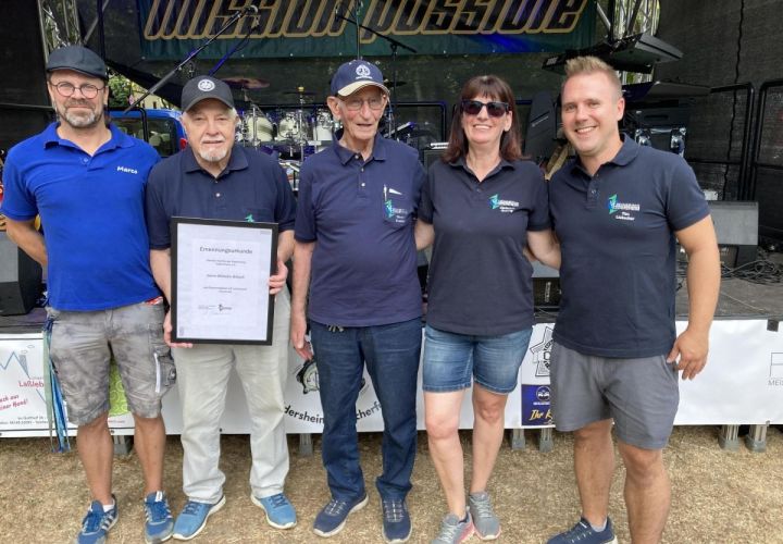 Foto: hl
Zu Beginn des Fischerfestes wurde Wilhelm Britsch zum Ehrenmitglied des Vereinsrings Eddersheim ernannt. Von links: Marco Ehresmann, Wilhelm Britsch, Dieter Freidhof, Christine Gesang und Tim Liebscher.