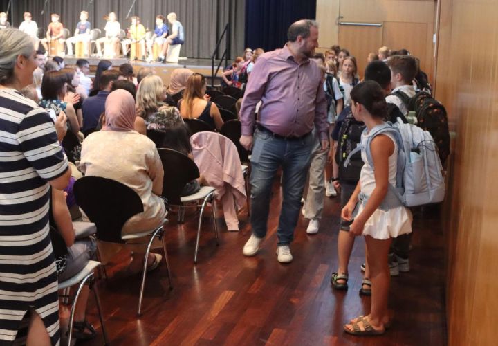 Foto: gus
Und los geht es: Eine der neuen fünften Klassen hat sich an der Stadthallen-Wand versammelt und besucht mit ihrem Lehrer nun erstmals den Klassensaal. Auf der Bühne trommelt dazu die Percussion-Gruppe.