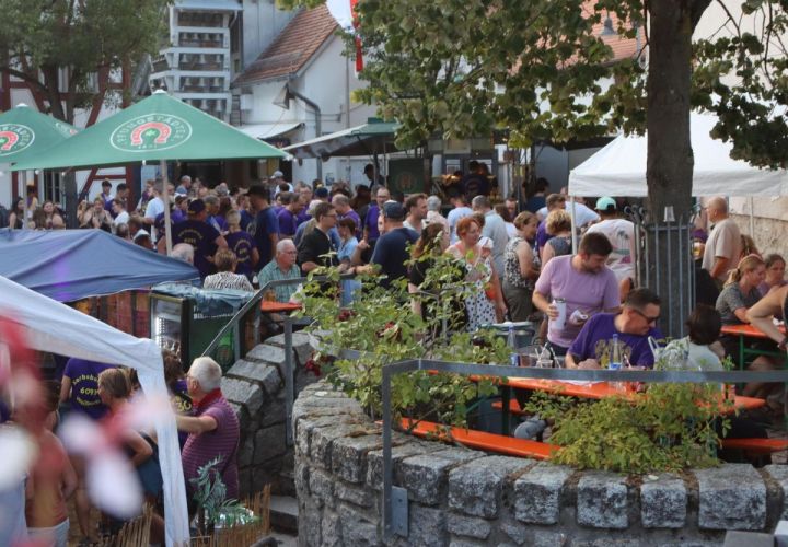 Foto: gus
Am Samstagabend drängten sich die Menschen besonders eng auf dem Kerbplatz am Haus am Weilbach.