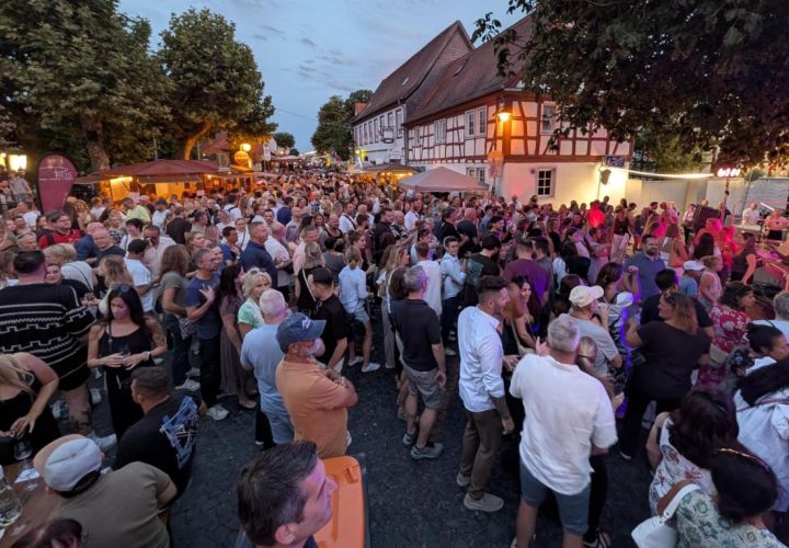 Foto: nab
Dichtes Gedränge vor der Bühne: Am Samstagabend füllten Tausende Besucher die Straßen des historischen Wickerer Ortskerns.