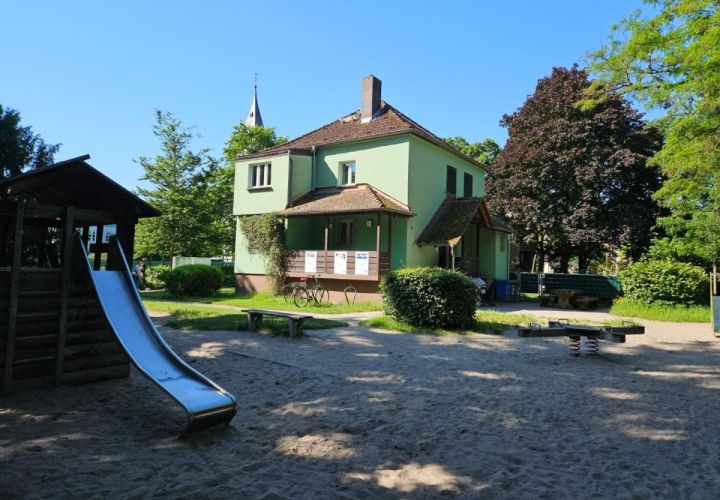 Foto: Grünes Haus Hattersheim
Das Grüne Haus im Hattersheimer Stadtpark: Seit 50 Jahren treffen sich hier Eltern mit ihren Kindern, um gemeinsam Zeit zu verbringen, sich gegenseitig zu unterstützen und Erfahrungen auszutauschen.