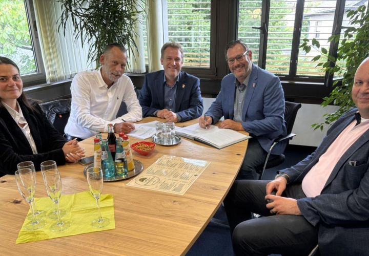 Foto: Gemeinde
Vertragsunterzeichnung im Rat- und Bürgerhaus. V.r.n.l.: Fachbereichsleiter Michael Neuberger, Bürgermeister Christian Seitz, der Erste Beigeordnete Martin Mohr, Gastronom Oliver Schwabe und seine Lebensgefährtin, Kriminalhauptkommissarin Nina Cantarero Díaz.