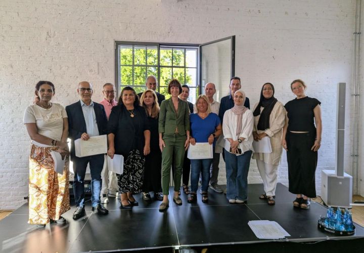 Foto: mpk
Minsterin Heike Hofmann (Mitte) mit den an diesem Tage geehrten Integrationslotsinnen und -lotsen.